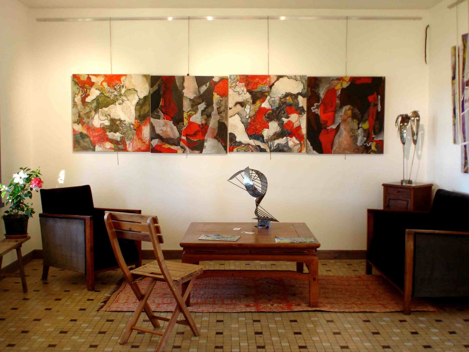 Une salle d’exposition de La Croix Mathelot, avec peintures et sculptures