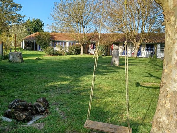 La balançoire du parc, à l’ombre d’un vieil arbre