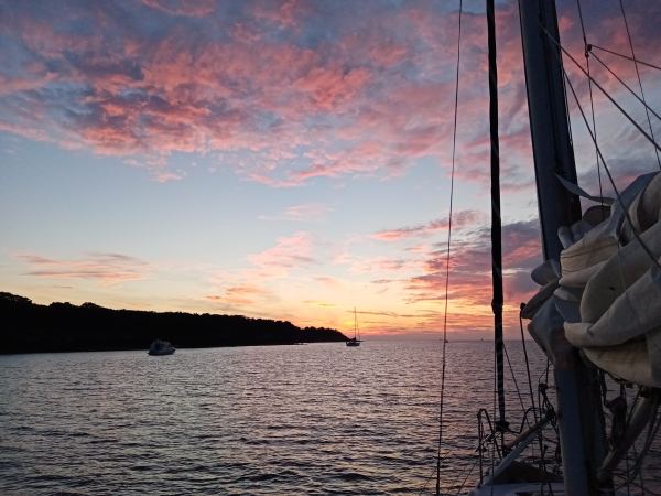 Coucher de soleil sur la mer depuis un voilier
