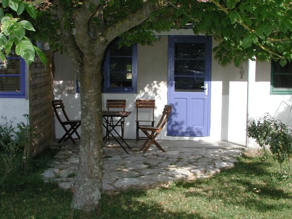 Terrasse du Gîte Bleu à l’ombre d’un arbre du parc