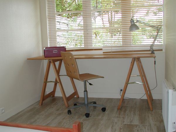 Chambre du Gîte Zen avec bureau sous la fenêtre