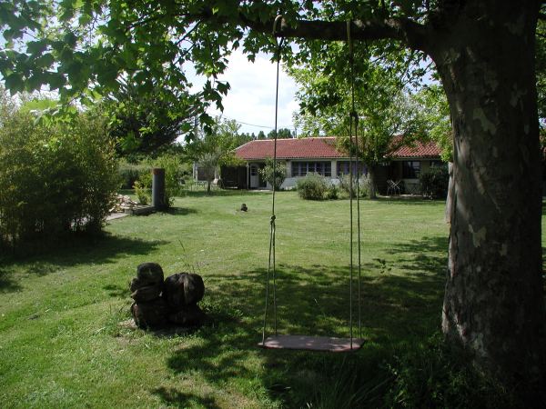Le jardin du Gîte Zen et sa balançoire, face au parc