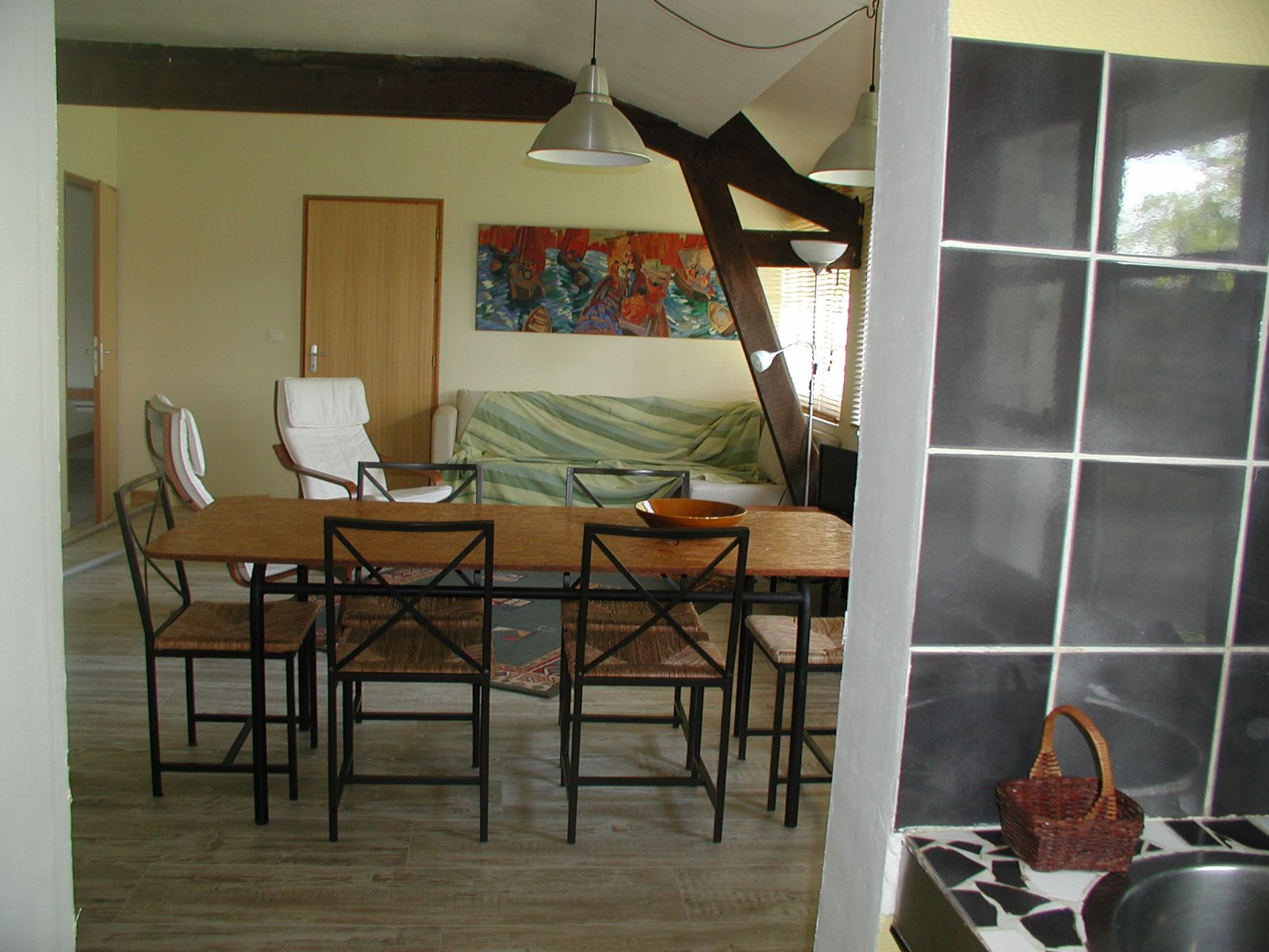 Salle à manger et salon du Gîte Zen vus depuis la cuisine